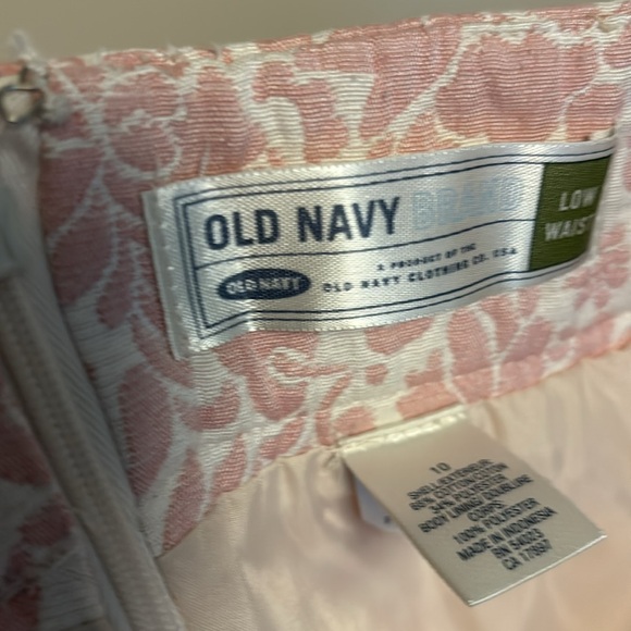 Pink and white textured skirt. - Picture 4 of 4